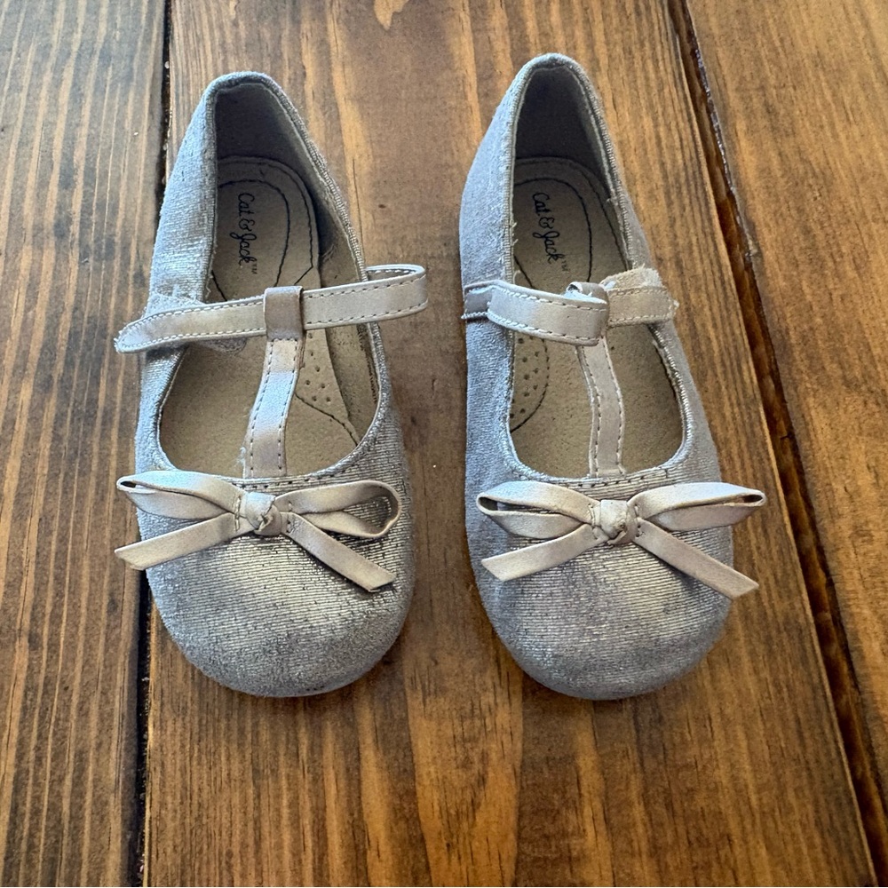Cat & Jack Girls' Silver T-Strap Bow Ballet Flats